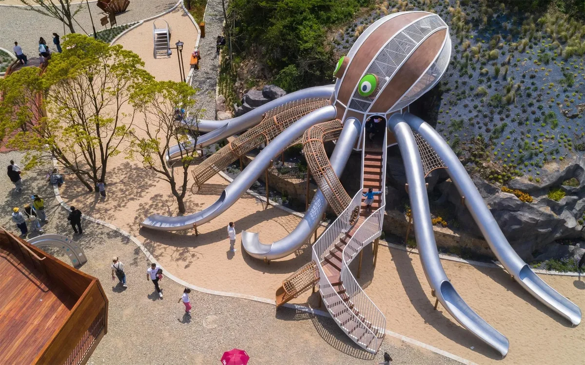 Moganshan Resort custom treehouse playground with HDPE slides and climbing nets