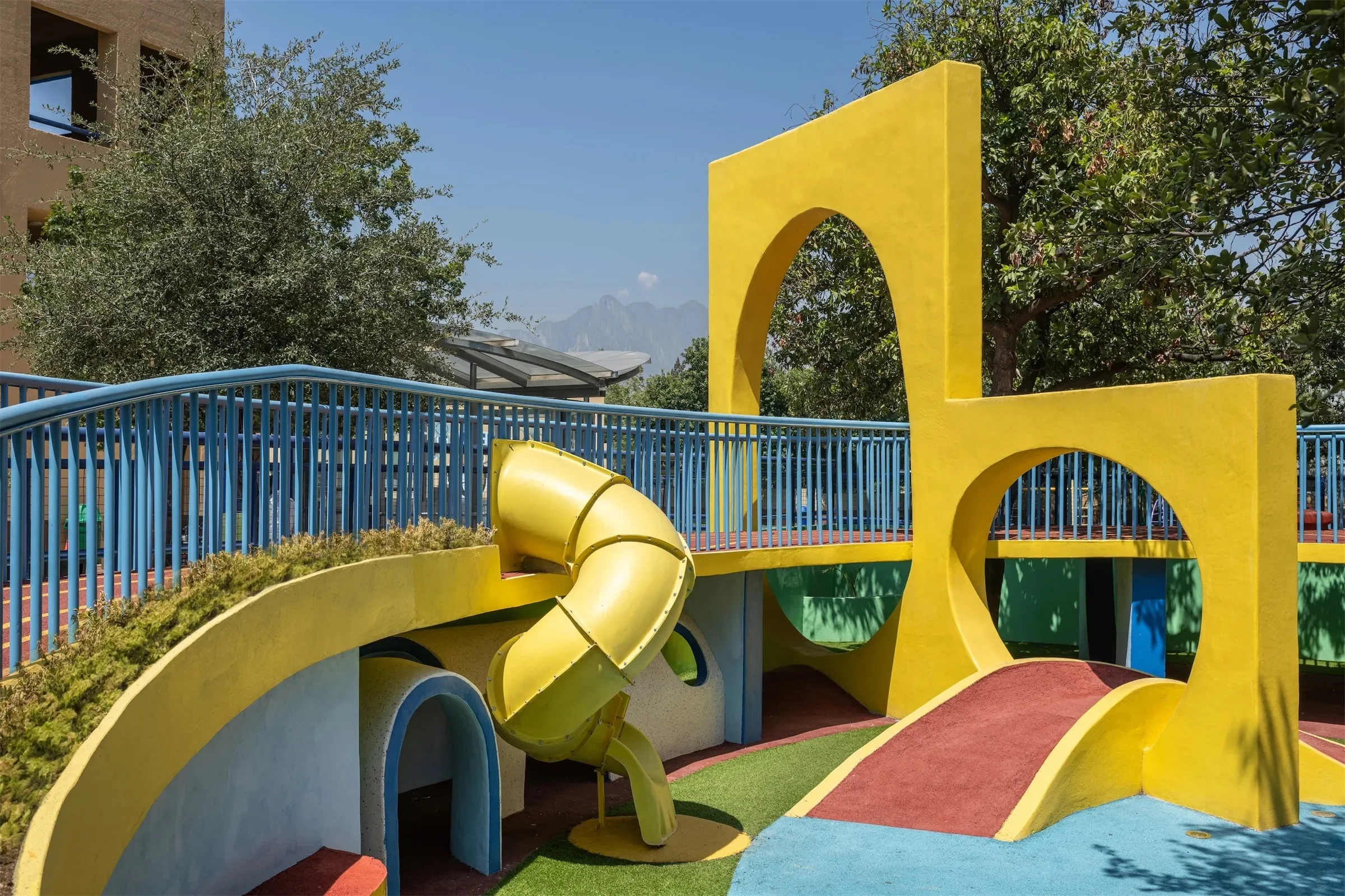 Multi-Level Adventure Playground Galvanized Steel & HDPE yellow spiral slide and blue safety railings for Mexico City