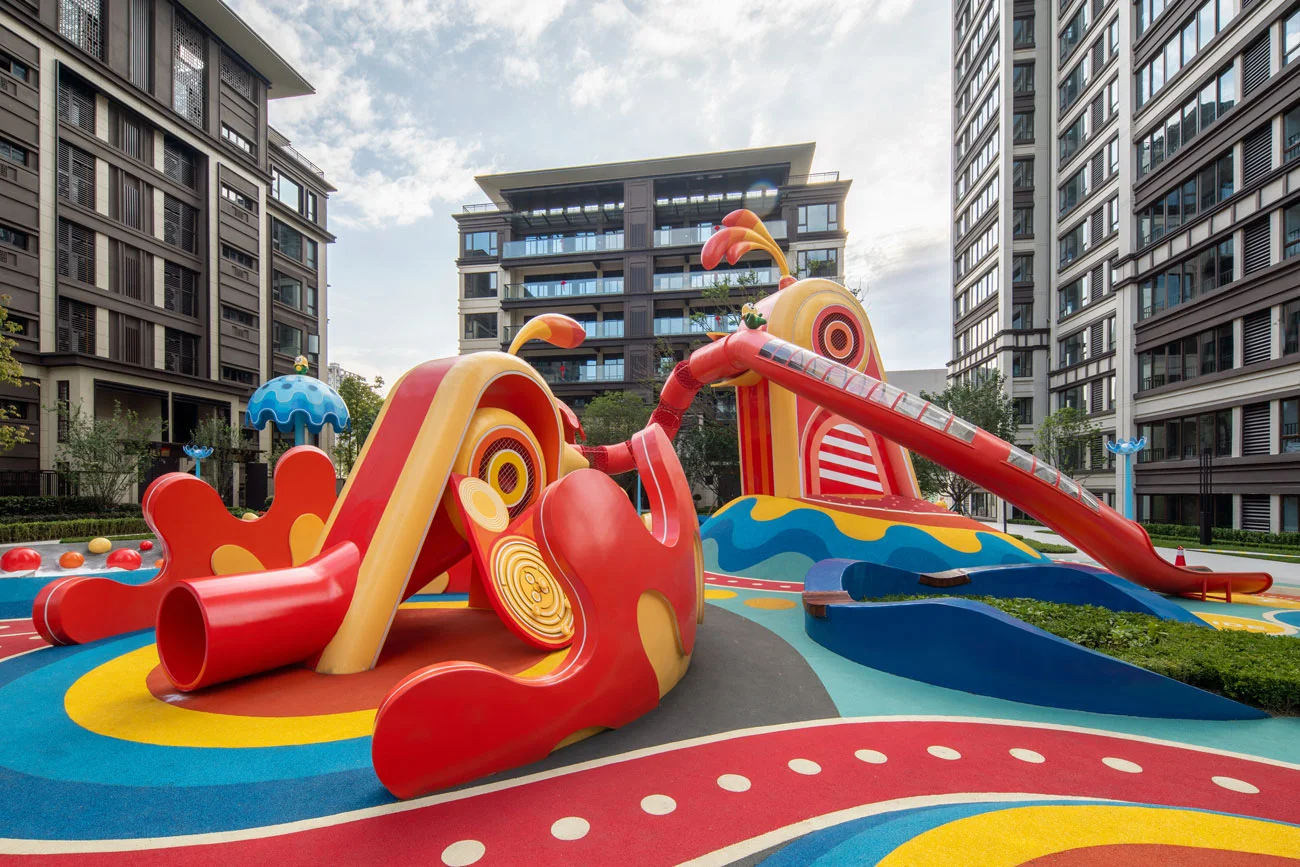 Multi-Functional Outdoor Playground Complex Galvanized Steel & HDPE curved red and yellow slides for Dubai